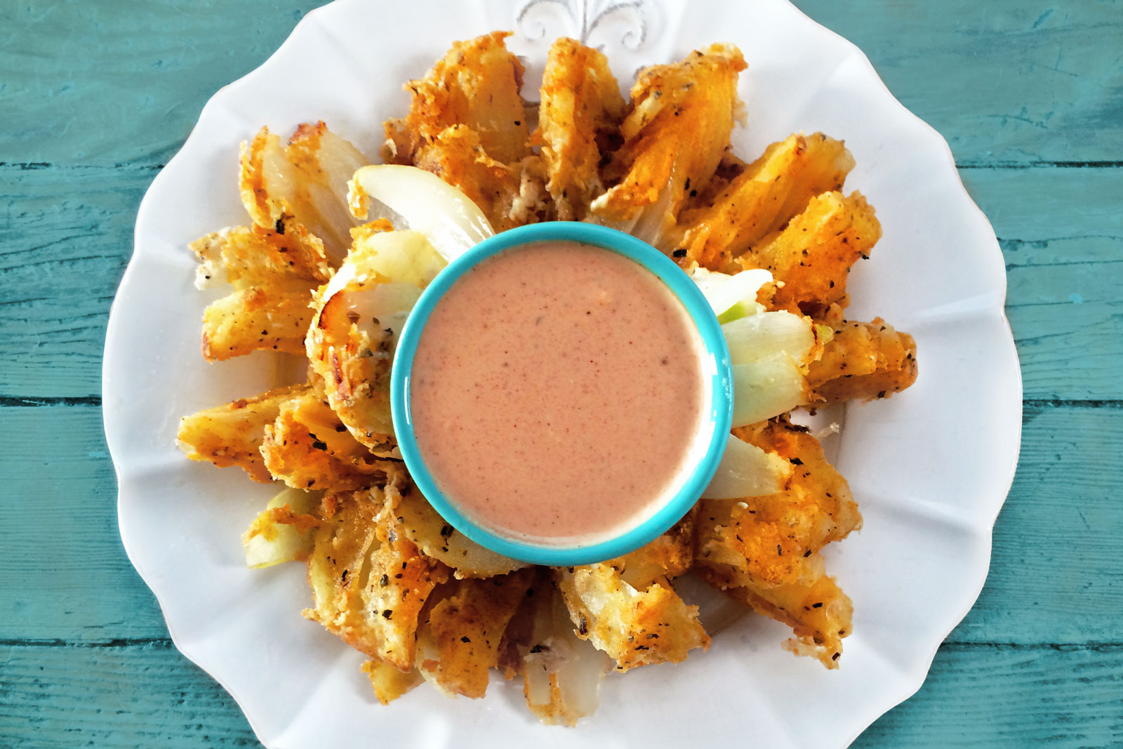 blooming-onion-and-dipping-sauce-recipe