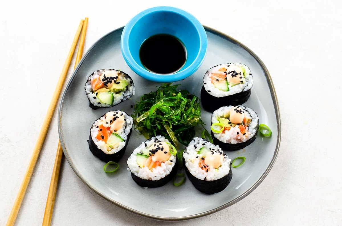 inside-out-spicy-tuna-and-avocado-sushi-recipe