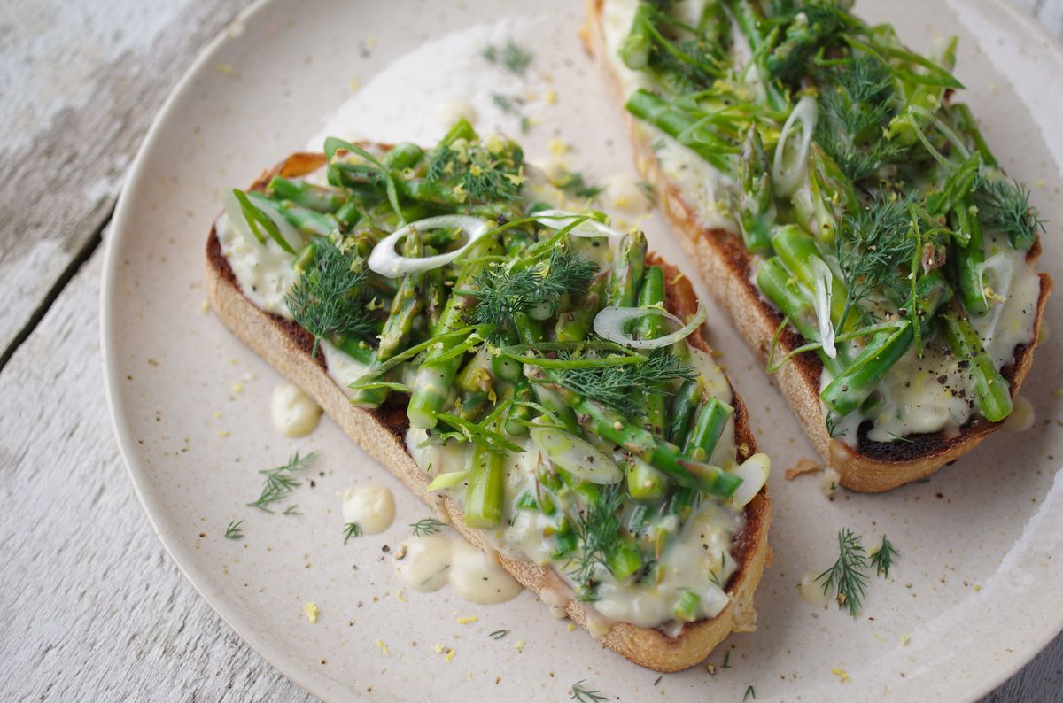 creamed-asparagus-on-toast-recipe