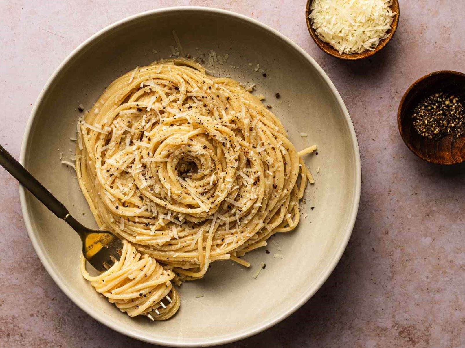 spaghetti-cacio-e-pepe-recipe